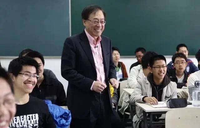 컴퓨터과학 분야의 노벨상으로 불리는 튜링상을 수상한 야오치즈(가운데) 교수가 모교인 중국 칭화대에서 학생들을 가르치고 있다. 칭화대는 야오 교수의 이름을 따 야오반이라는 AI 인재 학습반을 운영한다. 바이두 캡처