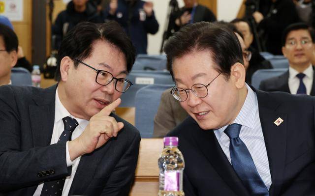 이재명 당시 더불어민주당 당대표가 2월 7일 국회에서 열린 정책 소통 플랫폼 '모두의 질문Q' 출범식에서 이한주(왼쪽) 민주연구원장과 대화하고 있다. 뉴시스