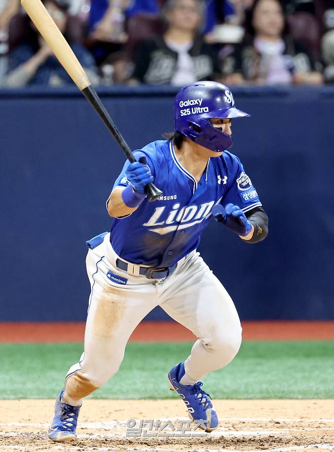 2025 KB0리그 프로야구 키움히어로즈와 삼성라이온즈의 경기가 22일 오후 서울 고척스카이돔에서 열렸다. 8회초 2사 김성윤이 안타를 치고 있다. 고척=김민규 기자 mgkim1@edaily.co.kr /2025.05.22/