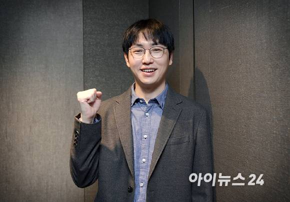 '제3회 아이뉴스24 소셜 D·N·A 혁신상' 시상식에서 '공로상' 개인부문을 수상한 하정우 네이버 AI연구소 소장이 8일 아이뉴스24와 진행된 인터뷰에 앞서 포즈를 취하고 있다. [사진=정소희 기자]