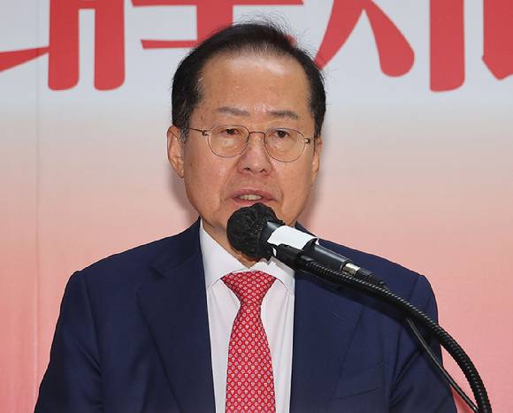 홍준표 전 대구시장이 지난달 29일 국민의힘 대선 후보 2차 경선 결과 발표 직후 서울 여의도 대하빌딩 선거 캠프 사무실에서 정계 은퇴 의사를 밝히고 있다. [사진=연합뉴스]