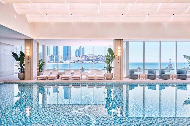 웨스틴 조선 부산 수영장. (웨스턴 조선 부산 제공)