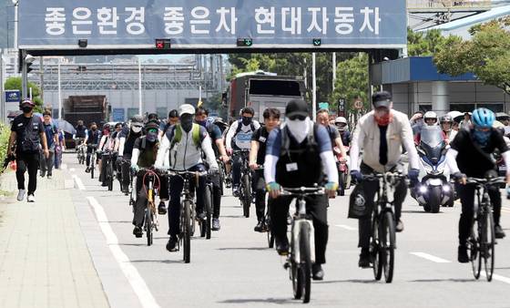 현대자동차 울산공장 명촌정문에서 오전조 근로자들이 퇴근을 하고 있다.뉴스1