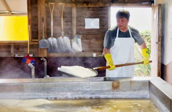 지난 6월 9일 충남 태안군 근흥면의 한 농업법인에서 자염을 생산하고 있다. [사진 태안군]