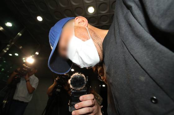 대구에서 스토킹 해오던 여성을 살해한 피의자 A씨가 15일 오전 대구성서경찰서로 압송되고 있다.  A씨는 지난 10일 오전 3시30분쯤 대구 달서구 장기동의 한 아파트 외벽 가스배관을 타고 50대 여성 B씨 집에 침입해 살해한 뒤 도주했다가 나흘만인 14일 오후 10시45분쯤 세종시 조치원읍에서 경찰에 체포됐다. 뉴스1