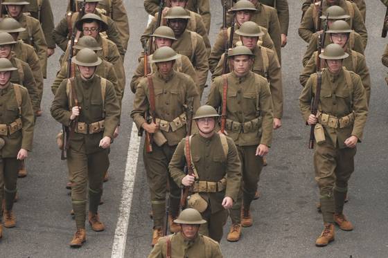 14일(현지시간) 미국 워싱턴 DC에서 육군 창설 250주년을 기념하는 퍼레이드가 열리고 있다. AP=연합뉴스