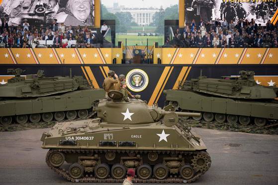 14일(현지시간) 미국 워싱턴 DC에서 육군 창설 250주년을 기념하는 퍼레이드가 열리고 있다. AFP=연합뉴스