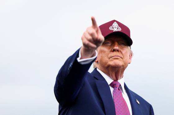 도널드 트럼프 미국 대통령이 지난 10일(현지시간) 미국 노스캐롤라이나주 포트 브래그에서 열린 유세 중 연설을 하며 손가락을 가리키고 있다. 로이터=연합뉴스