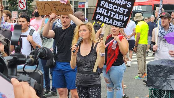 14일(현지시간) 미국의 수도 워싱턴에서 미 육군 창설 250주년을 기념한 대규모 열병식이 열린 가운데, 백악관 등 인근에선 트럼프 대통령에 반대하는 시위가 열렸다. 트럼프 대통령의 79번째 생일이기도 한 이날 미국 50개주 2000여곳에선 '노 킹스(No Kings)'를 구호로 내건 시위가 동시 다발적으로 열렸다. 워싱턴=강태화 특파원