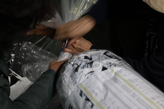 납북자가족모임이 올해 4월 27일 0시20분쯤 경기 파주 문산읍 임진각 평화랜드 펜스 뒤편에서 대북전단 8개를 북측을 향해 날려 보낼 준비를 하고 있다. 납북자가족모임