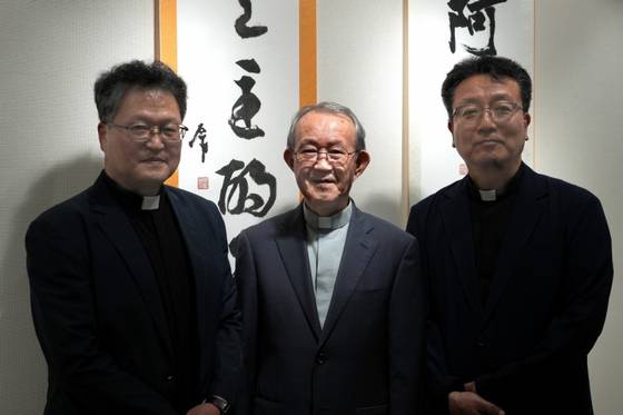 릴레이 서예전을 여는 신부들. 왼쪽부터 천주교 의정부교구 정성훈 신부, 성사전담사제 한만옥 신부, 교하본당 주임 도현우 신부. 사진 천주교 의정부 교구