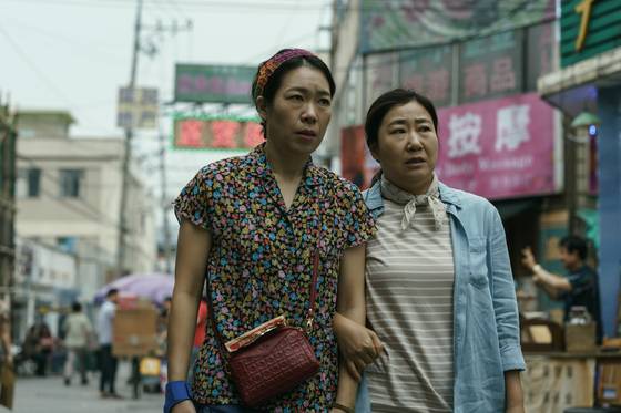 2024년 개봉한 영화 '시민덕희'는 박영주 감독의 첫 상업영화 데뷔작으로, 2020년에 촬영됐다. 보이스피싱을 당한 평범한 시민 ‘덕희’(라미란)에게 사기 친 조직원(공명)의 구조 요청이 오면서 벌어지는 통쾌한 추적극이다. 사진 쇼박스