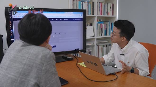 정종찬 대표가 생성형AI도구를 활용해 자동화 프로그래밍을 시연하고 있다.