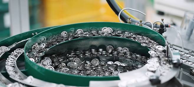 탑캡어셈블리가 생산되고 있는 모습. 성우 제공