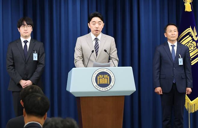 강훈식 대통령비서실장이 15일 서울 용산 대통령실에서 인선 발표를 하고 있다. 왼쪽부터 하정우 AI미래기획수석, 강 비서실장, 김현종 국가안보실 1차장. 사진=연합뉴스