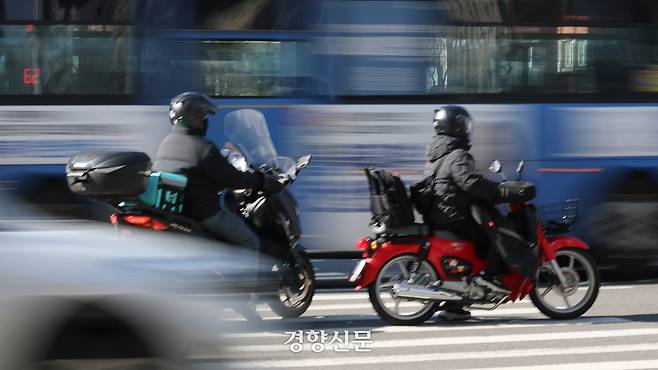 지난 2월 6일 서울 강남구 신논현역 인근 사거리에서 배달 오토바이가 이동하고 있다. 정효진 기자
