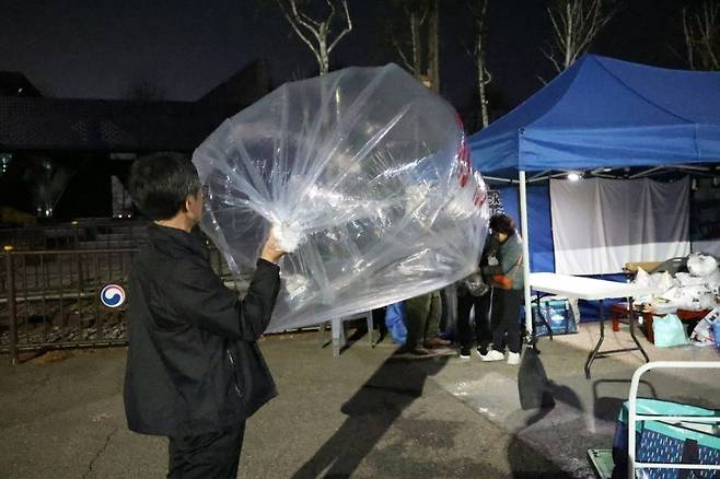 풍선에 헬륨가스를 주입하는 납북자가족모임. 연합뉴스