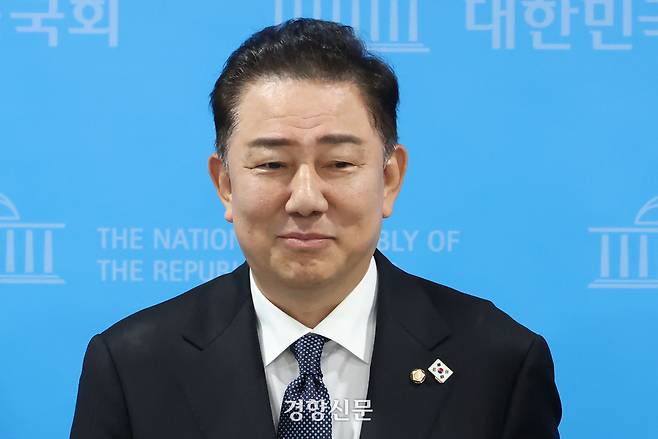 김병기 더불어민주당 신임 원내대표가 15일 국회 소통관에서 원내대표단 인선을 발표하고 기자들의 질문에 답하고 있다. 한수빈 기자