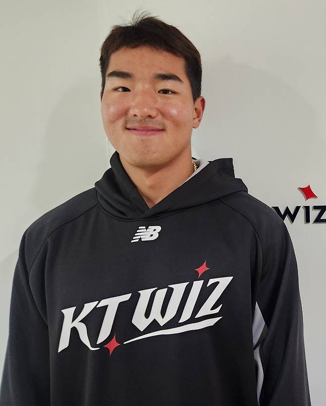 KT 안현민이 지난 12일 롯데전을 앞두고 인터뷰하며 미소짓고 있다.
