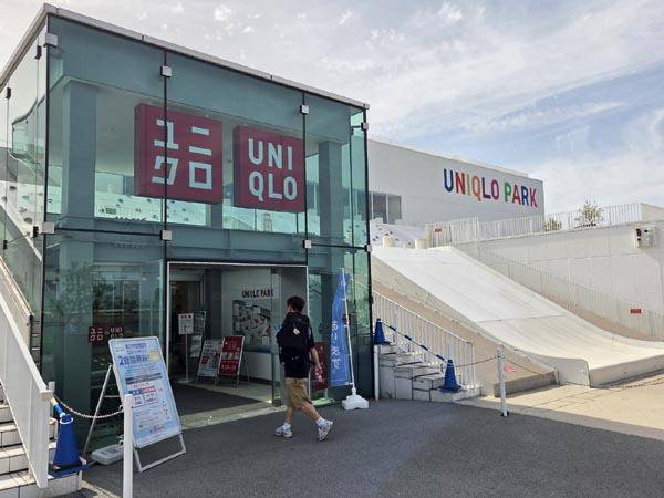 미쓰이 아울렛 1층 테라스 석에서 마리나 시설을 배경으로 휴식을 취하는 시민들. 요코하마=박호걸 기자