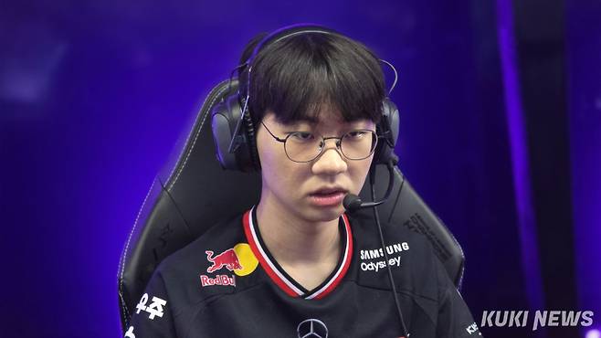 ‘도란’ 최현준이 15일 부산 사직실내체육관에서 ‘2025 LCK 로드 투 MSI’ 최종전 한화생명과 경기 전 장비를 세팅하고 있다. 김영건 기자