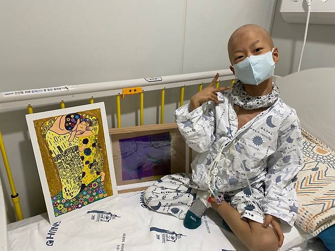 김의선 초록나무 대표의 둘째 아들인 윤호가 입원 치료 중 병원 내 수업에서 그린 그림을 자랑하고 있다. 초록나무 제공