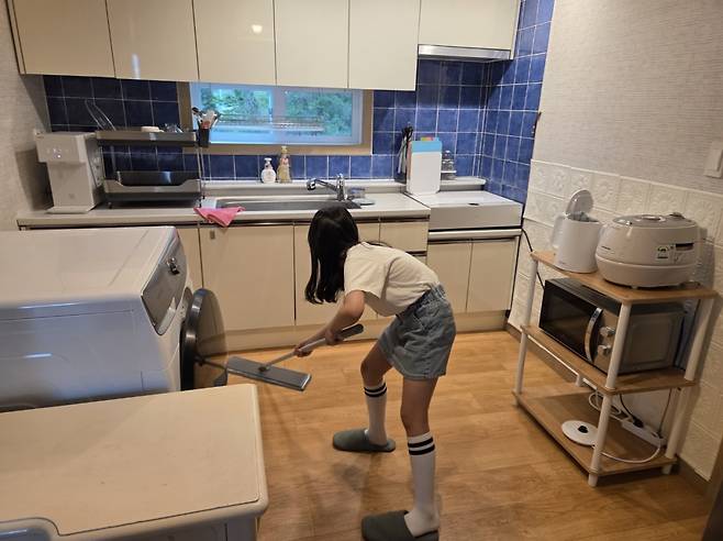 초록나무의 자원 봉사단 '그린 마더스'의 한 가족이 제주 쉼터를 청소하는 모습. 초록나무 제공