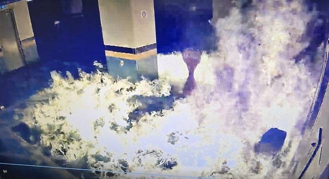 방화 당시 모습이 담긴 CCTV 영상의 한 장면. 연합뉴스