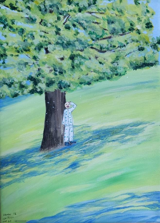 최근 초록나무 제주 쉼터를 찾은 중학생인 소아암 환아가 쉼터에서 쉬는 자신을 그린 모습. 푸른 잔디 위에 서서 미소 짓는 모습에서 따뜻함이 전해진다. 초록나무 제공