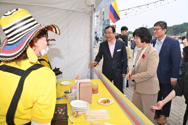 이현재 하남시장(왼쪽)과 강정애 국가보훈부 장관(오른쪽)이 함께 미사경정공원에서 열린 ‘2025 코리아 메모리얼 푸드 페스타’ 행사장을 둘러보고 있다. 하남시 제공
