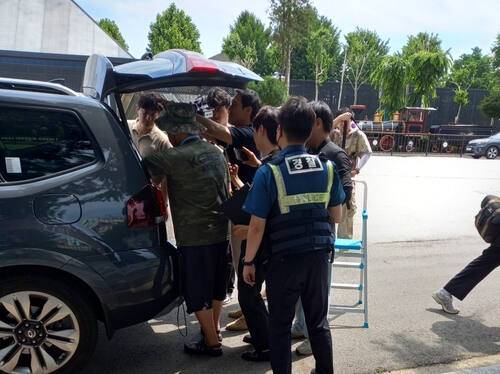 납북자가족모임이 파주 임진각에서 차량에서 헬륨가스를 내리고 있다. 납북자가족모임 제공