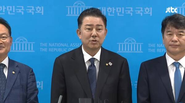 ▲김병기 민주당 원내대표가 15일 원내대표단 인선을 발표한 뒤 백브리핑에서 기자들의 질문에 답하고 있다. 사진=JTBC 영상 갈무리