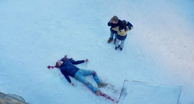 사무엘이 추락사했다는 사실은 안내견과 산책을 다녀오던 아들이 가장 먼저 알아챘다. [출처=IMDb]