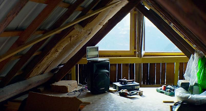 산드라가 아래층에서 여학생과 대화를 나눌 때 남편은 음악을 아주 큰 소리로 틀었다. 두 사람의 대화에 불쾌감을 표출한 것이다. [출처=IMDb]