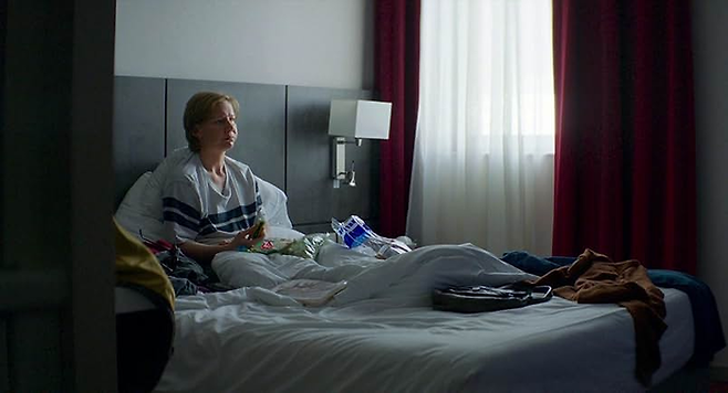 자신만 희생하고 있다는 남편의 항의와는 달리, 아내도 나름대로 희생했다. 프랑스어에 서툰 독일인인 아내가 프랑스인 남편을 따라 알프스에 살게 된 것은 배우자를 위한 결정이었다. [출처=IMDb]