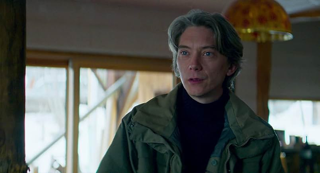 산드라의 변호인. 그 또한 산드라의 해명에 석연치 않은 부분이 있다고 생각하지만, 전적으로 믿어준다. 결정적 증거를 제시하지 못한 것은 검사 측도 마찬가지이기에 변호인으로서 의무를 다하는 것이다. [출처=IMDb]