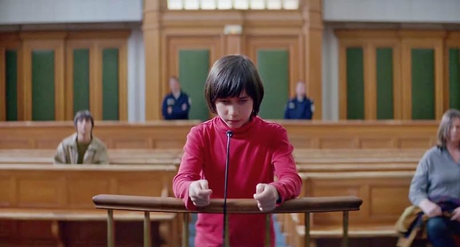 아들은 용기를 내서 증언한다. [출처=IMDb]