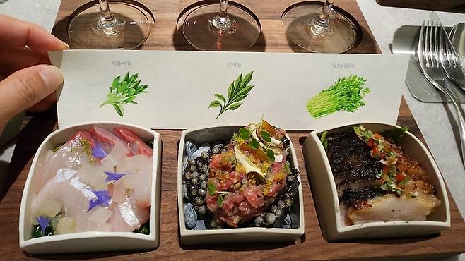 잿방어, 한우 2+ 육회, 돼지 항정살을 각각 비름나물, 산마늘, 청도미나리와 곁들여 제철 식재료의 신선함과 조화를 이뤄냈다. 안병준 기자