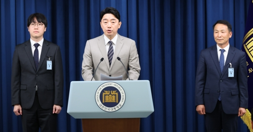 강훈식 대통령비서실장이 15일 용산 대통령실에서 인선 발표를 하고 있다. 왼쪽부터 하정우 AI미래기획수석, 강 비서실장, 김현종 국가안보실 1차장. [사진 출처 = 연합뉴스]