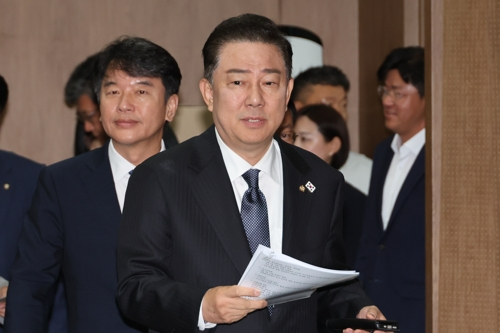 김병기 더불어민주당 신임 원내대표가 15일 서울 여의도 국회 소통관에서 원내대표단 인선을 발표하기 위해 발언대로 향하고 있다. [사진 출처 = 연합뉴스]