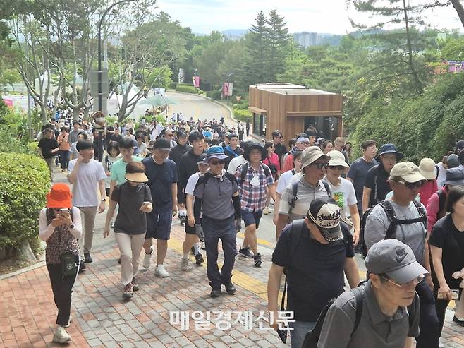 14일 서울 남산에서 열린 ‘손목닥터9988 200만 돌파 남산 걷기&기부 챌린지’에서 시민들이 코스를 걷고 있다. 정석환 기자