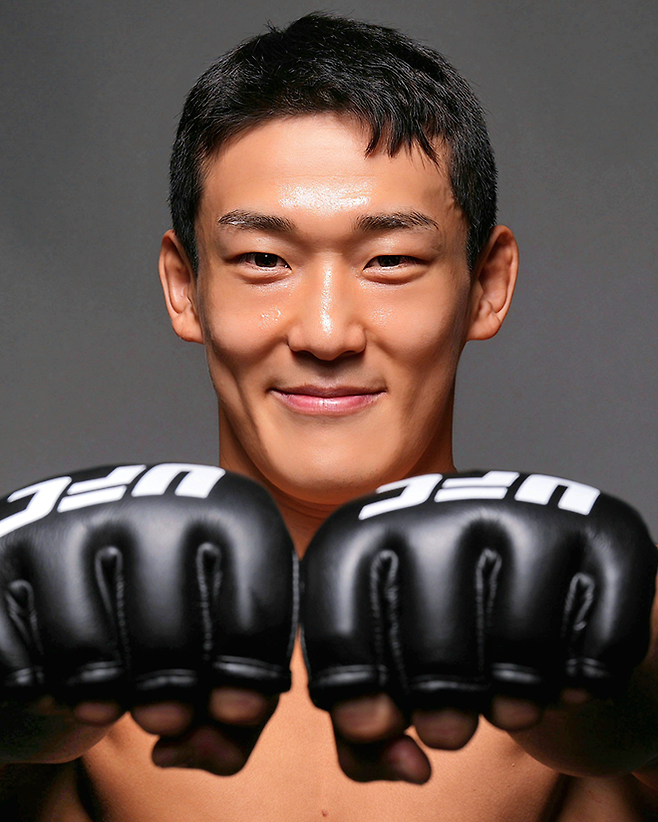 대한민국 UFC 23호 파이터로 데뷔한 유주상이 2025년 6월 미국 뉴저지주 뉴어크 프루덴셜 센터에서 승리 기념 촬영을 하고 있다. 사진=TKO