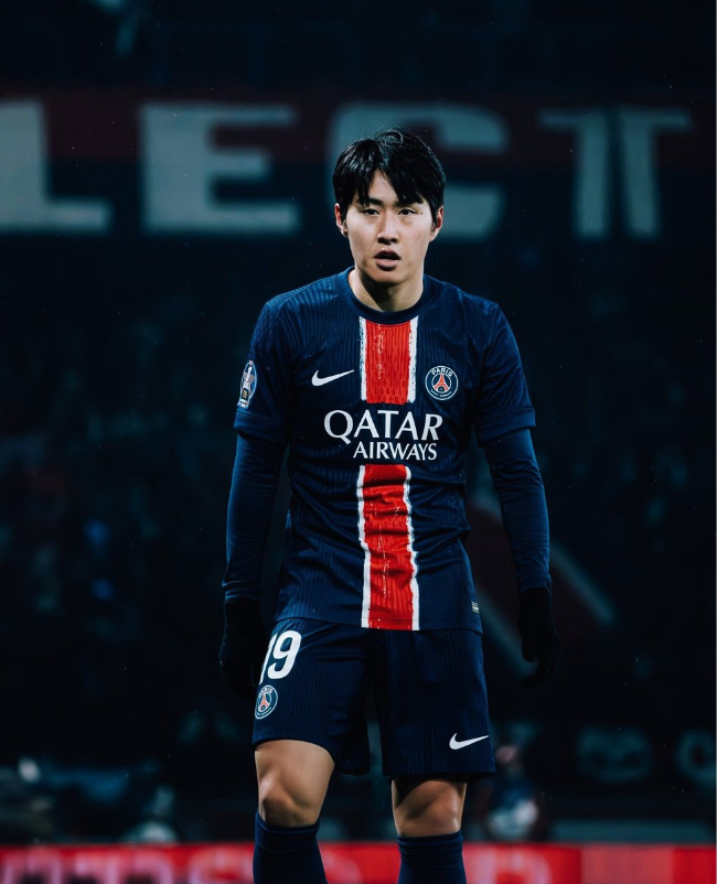 이강인. ‘코리에레 델로 스포르트’는 덧붙여 “나폴리가 1년 전 이강인 영입에 실패했던 이유는 조건이었다. 당시 PSG는 이강인의 매각 계획도 없었다. 1년 만에 상황이 달라졌다. PSG는 이강인을 향한 제안에 귀를 기울이고 있다. 이강인도 2024-25시즌 주전 경쟁에서 밀려나 이적을 바라고 있다”고 했다. 사진=리그앙 SNS