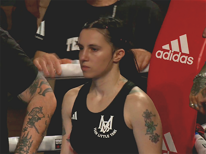 마르티나 베르닐레가 2025년 6월 이탈리아 노바라 ‘팔라이고르 고르곤촐라’에서 세계복싱협회 여자 플라이급 골드 챔피언결정전 참가 선수로 소개받고 있다. 베르닐레는 EBU 플라이급 챔피언을 지냈다. 사진=이탈리아복싱연맹(Federazione Pugilistica Italiana) 영상 화면