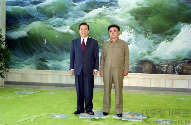 2000년 6월13일 김대중 당시 대통령과 김정일 당시 북한 국방위원장이 북한 평양 백화원 영빈관에서 만나 기념촬영에 임한 모습./사진=행정안전부 대통령기록관