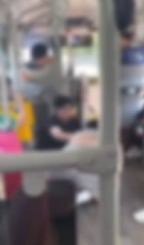 지난해 한 버스에서 A씨와 젊은 남성이 다투고 있는 모습. /사진=온라인 커뮤니티