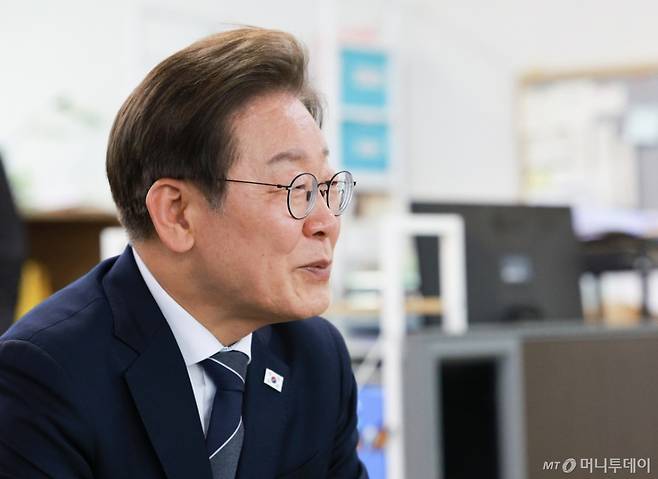 [파주=뉴시스] 고범준 기자 = 이재명 대통령이 13일 경기도 파주시 장단면 행정복지센터에서 열린 주민 간담회에서 발언하고 있다. 2025.06.13. bjko@newsis.com /사진=고범준