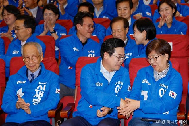 [서울=뉴시스] 조성우 기자 = 박찬대 진짜 대한민국 선거대책위원회 상임총괄선대위원장과 정은경 총괄선대위원장이 3일 오후 서울 여의도 국회 의원회관에 마련된 제21대 대통령선거 개표상황실에서 방송사 출구조사 결과를 확인후 악수하고 있다. (공동취재) 2025.06.03.photo@newsis.com /사진=