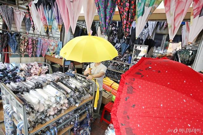 (대구=뉴스1) 공정식 기자 = 제주에서 올해 첫 장마가 시작된 12일 오후 대구 중구 서문시장 한 우산가게에서 주인이 봄철 양산에 밀렸던 우산을 꺼내 진열하고 있다. 평년보다 일주일 빠른 이번 장마는 13일 오후부터 대구·경북에도 비를 뿌릴 전망이다. 2025.6.12/뉴스1  Copyright (C) 뉴스1. All rights reserved. 무단 전재 및 재배포,  AI학습 이용 금지. /사진=(대구=뉴스1) 공정식 기자