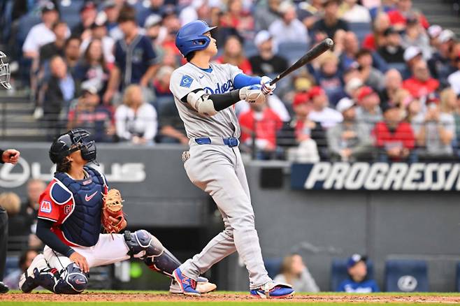 오타니 쇼헤이(LA 다저스)가 아시아 출신 메이저리거 최초로 통산 250홈런 고지를 밟았다. 사진은 오타니가 지난달 27일(현지시간) 오하이오주 클리블랜드의 프로그레시브 필드에서 열린 MLB 클리블랜드 가디언스와 경기서 홈런을 치는 모습. /사진=뉴스1